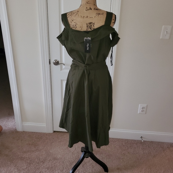 NWT City Chic off the Shoulder Dress - Picture 9 of 10
